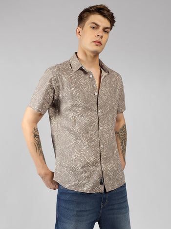 Men's Brown Abstract Print Spread Collar Short Sleeves Relaxed Fit Casual Shirt