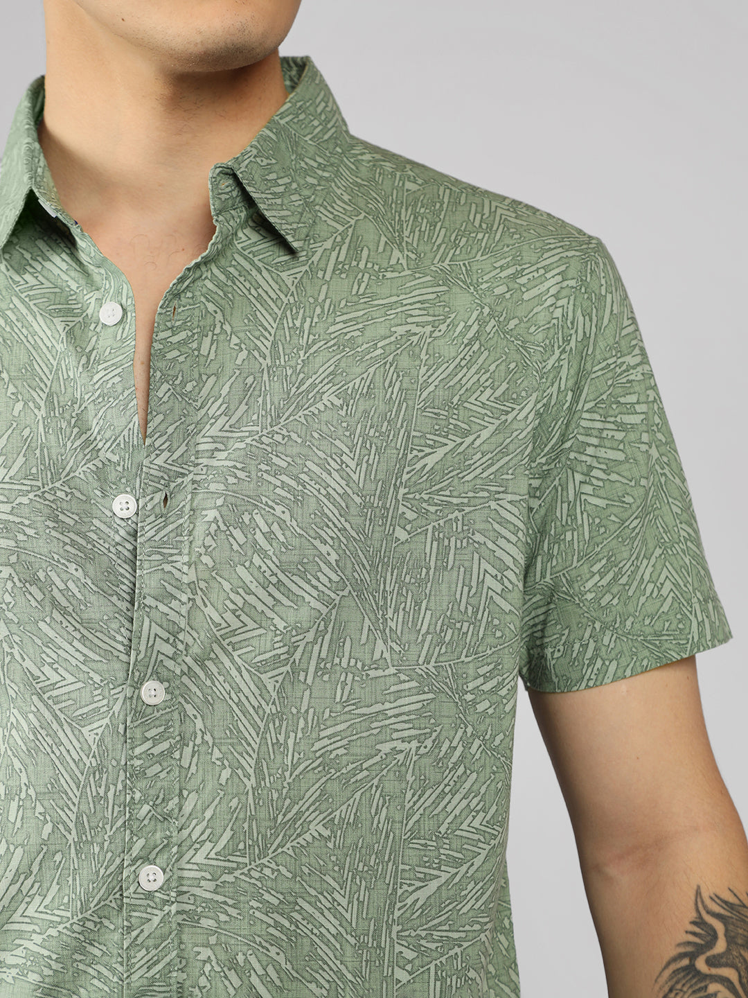 Men's Green Abstract Print Spread Collar Short Sleeves Relaxed Fit Casual Shirt