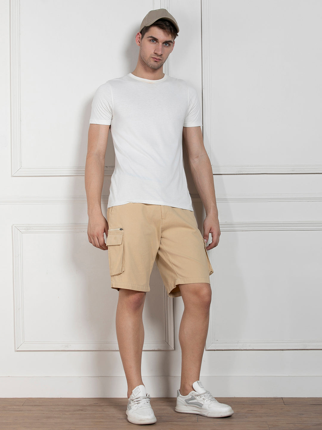 Men's Light Khaki Relaxed Fit Mid-Rise Solid Cargo Shorts