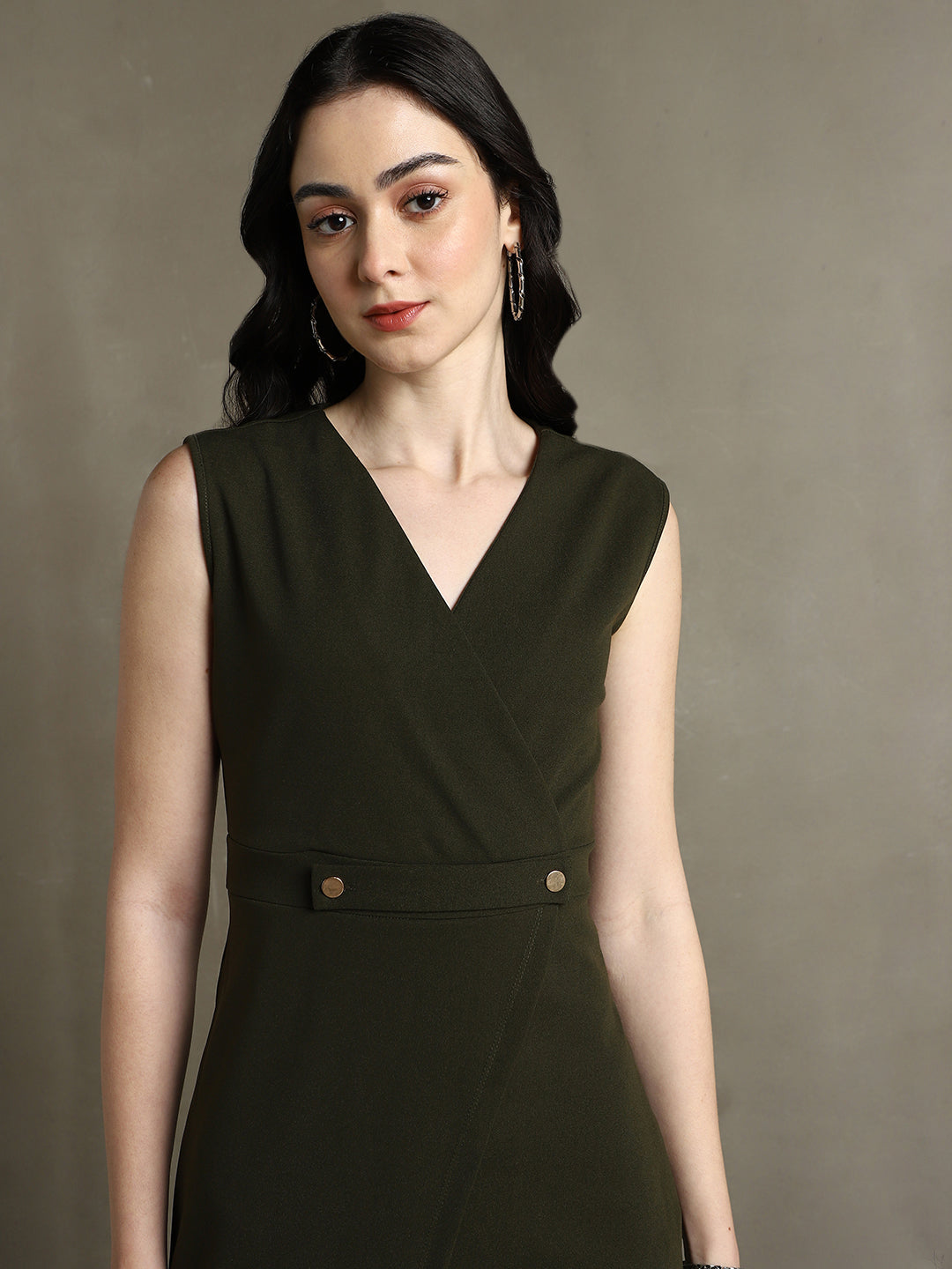 DL Woman Olive Solid V-Neck Sleeveless Dress