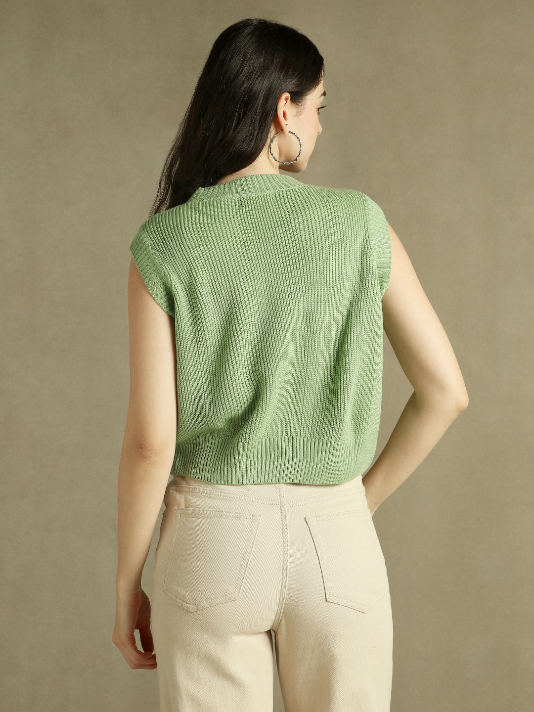 DL Woman Green Solid Round Neck Sweater Vest