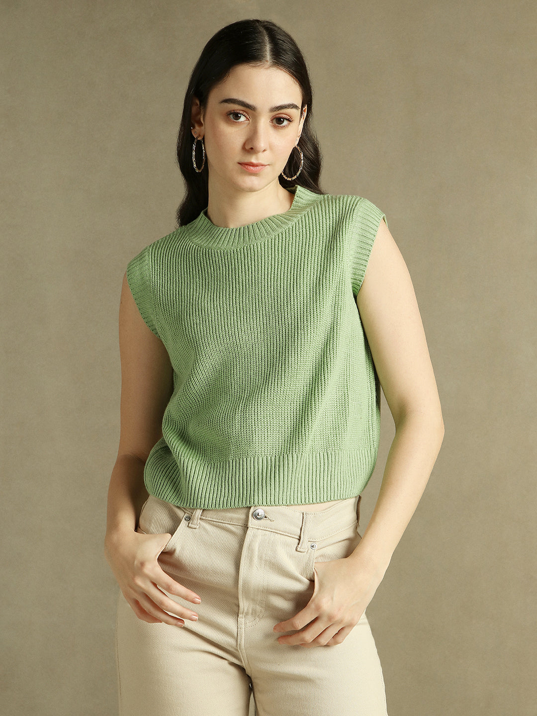 DL Woman Green Solid Round Neck Sweater Vest