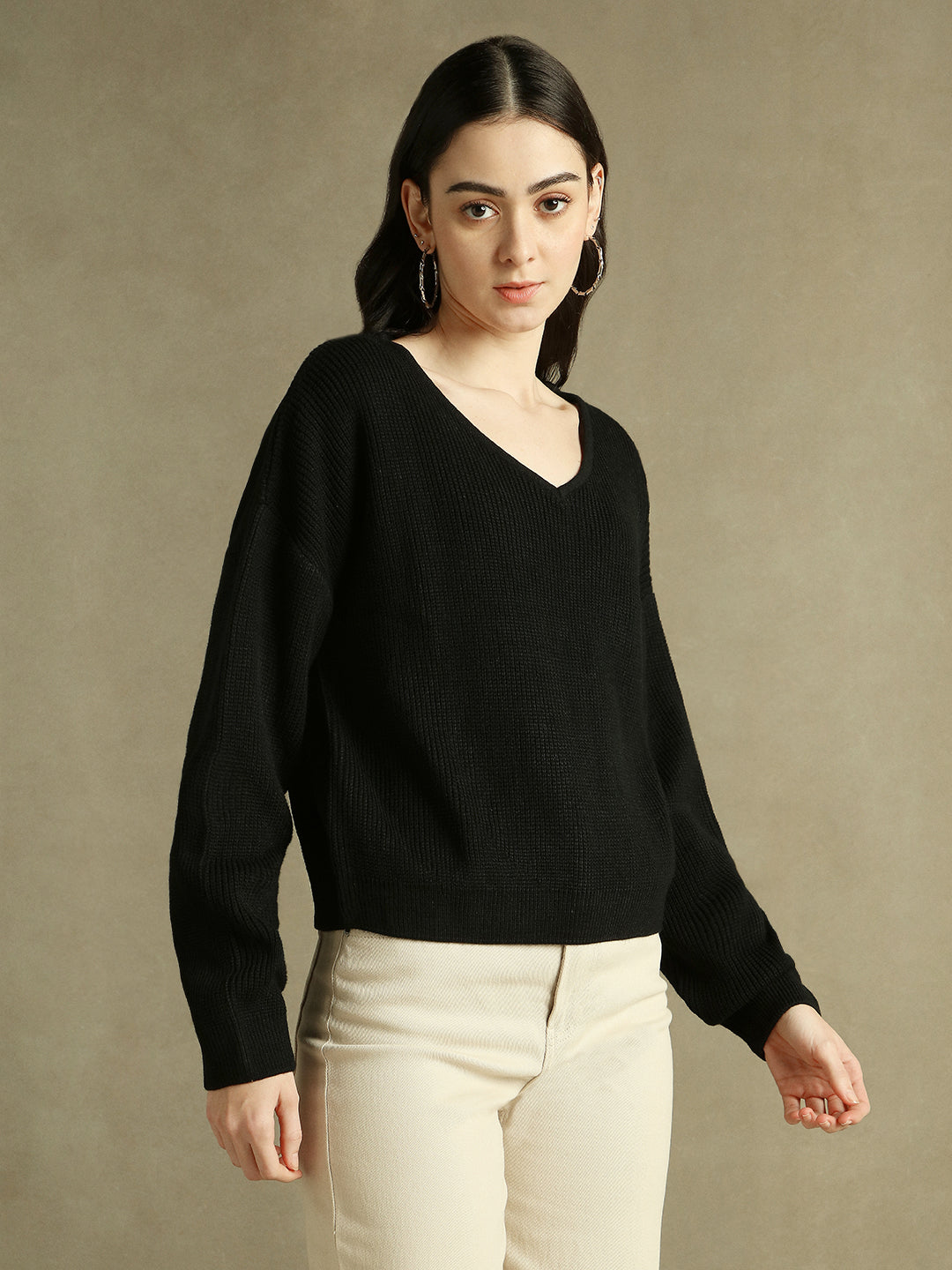 DL Woman Black Solid V- Neck Sweater