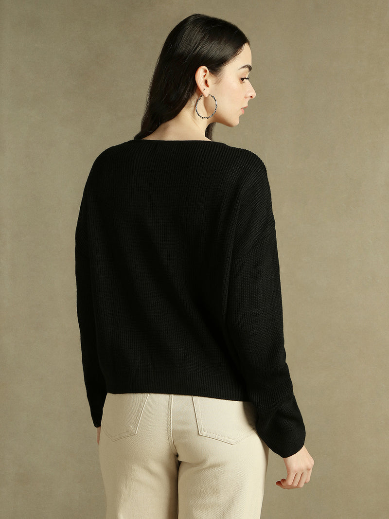 DL Woman Black Solid V- Neck Sweater