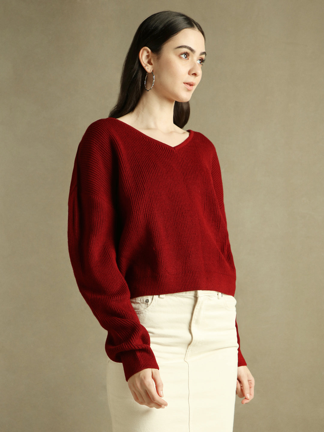 DL Woman Maroon Solid V- Neck Sweater