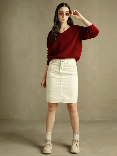 DL Woman Maroon Solid V- Neck Sweater