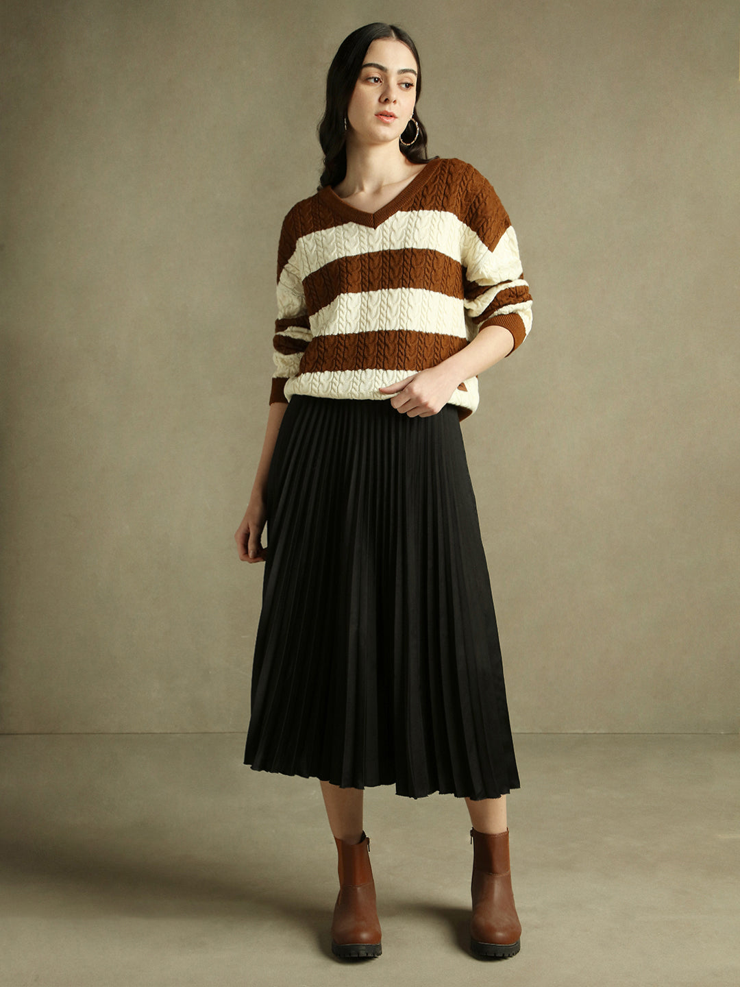 DL Woman V- Neck Striped Pullover Sweater