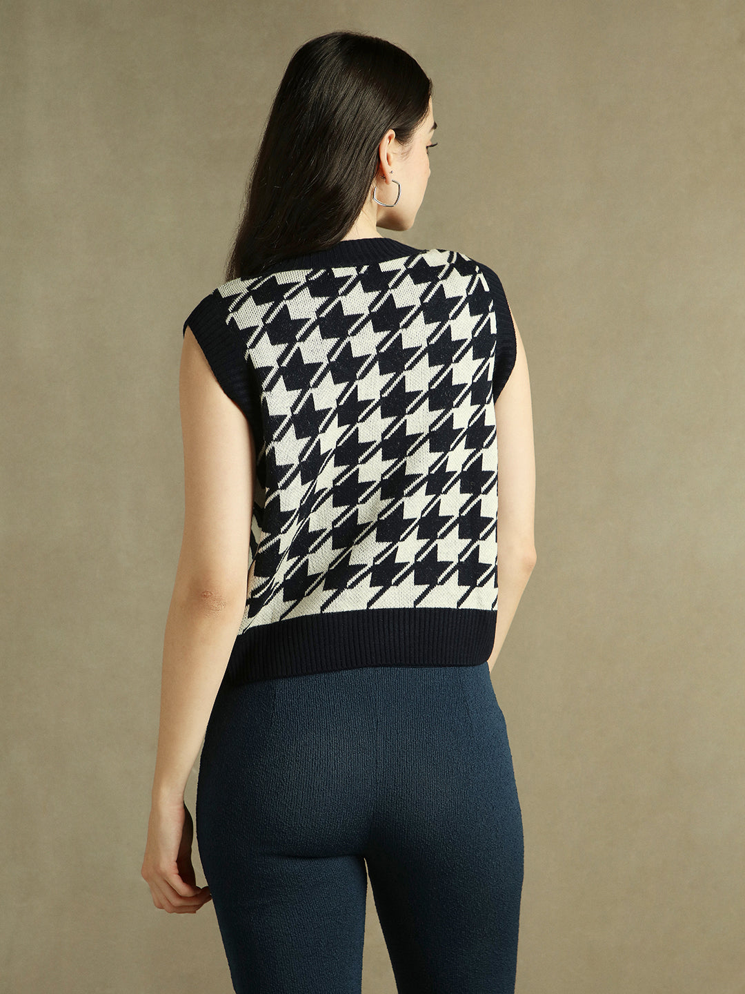 DL Woman V- Neck Houndstooth Sweater Vest