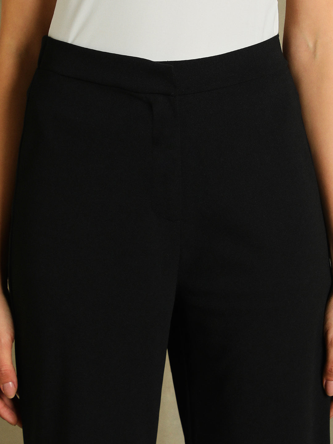 DL Woman Black Solid Women Trousers